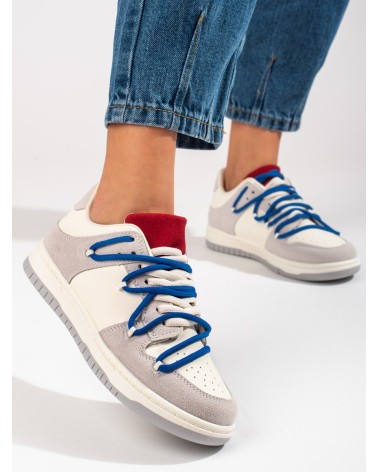 Buty sportowe z niebieskimi sznurówkami