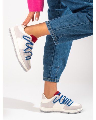Buty sportowe z niebieskimi sznurówkami